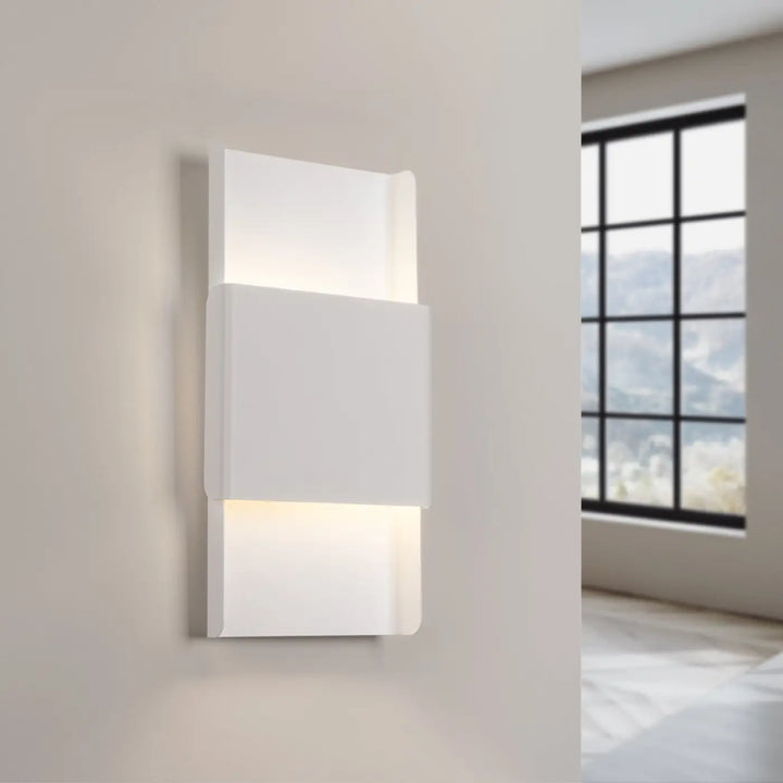 Applique murale durlin blanc minimaliste avec deux panneaux rectangles empilés pour une lumière ambiante douce dans une variété dintérieurs