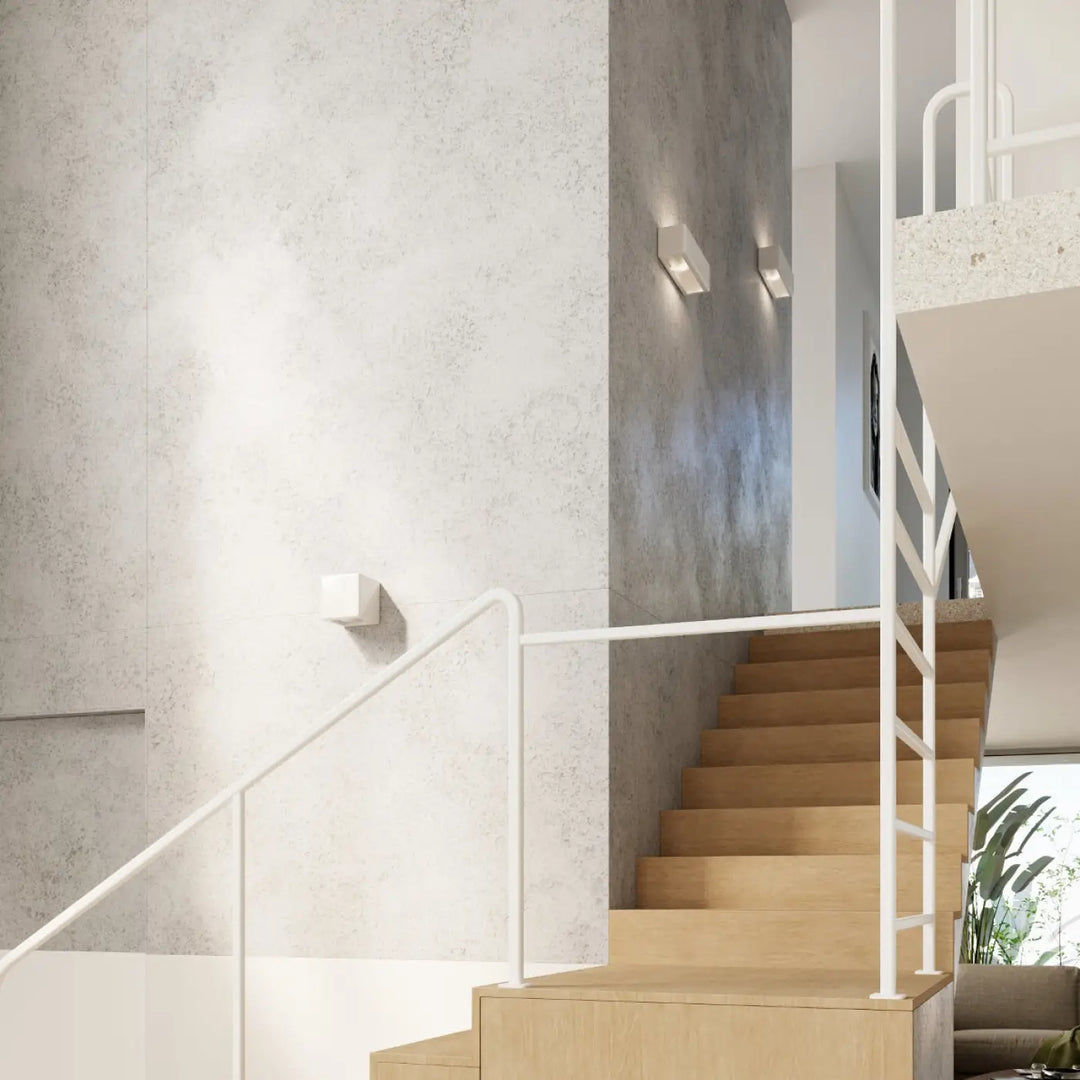 Applique murale céramique subani moderne vue sur escalier minimaliste en bois clair et métal blanc