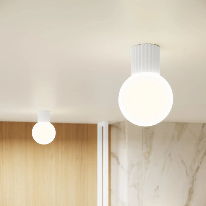 Applique murale lampe halo blanche avec sphère laiteuse et base cylindrique striée pour bureau décorative