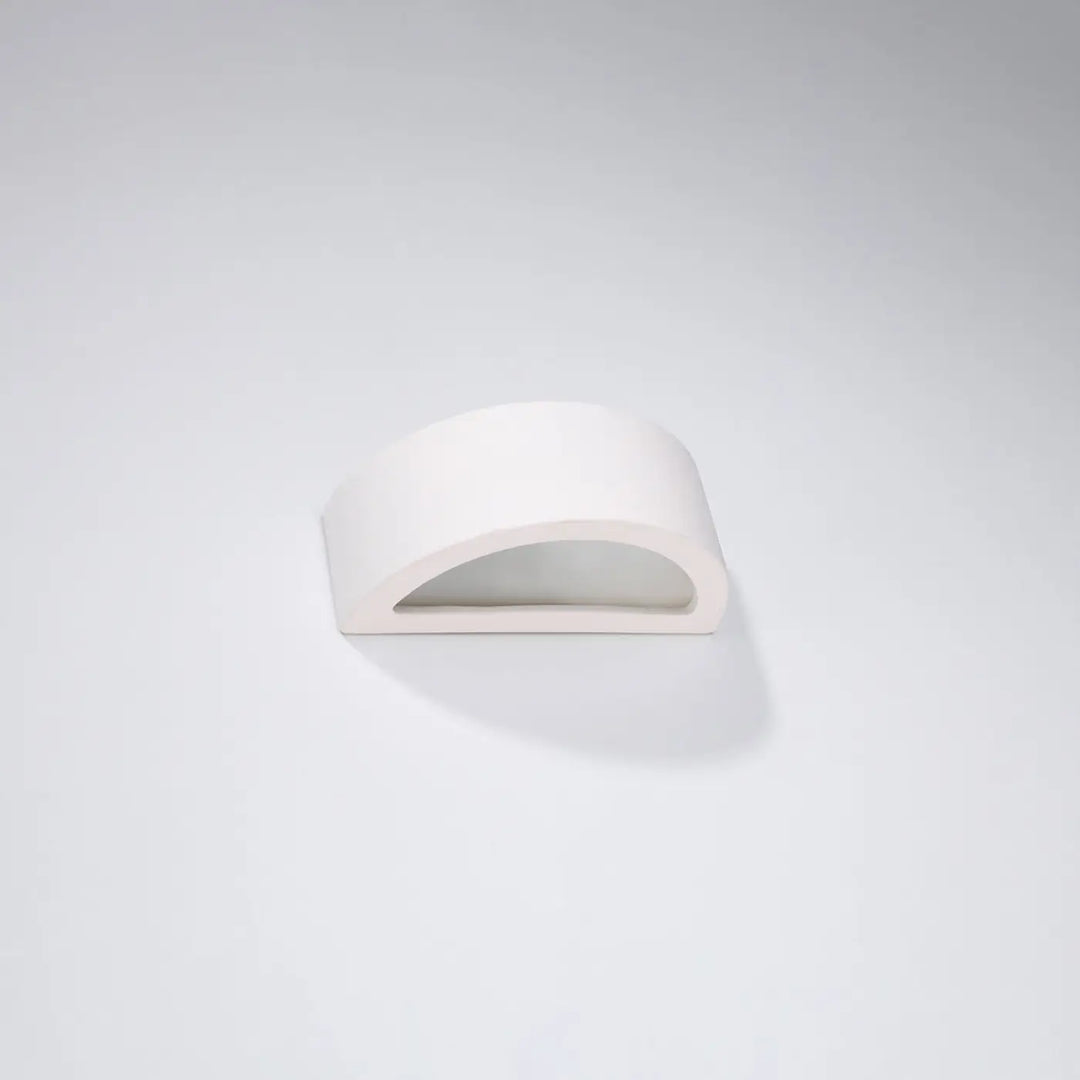 Applique atena 30 en céramique blanche avec design moderne et combinaison unique en forme d’arche lisse