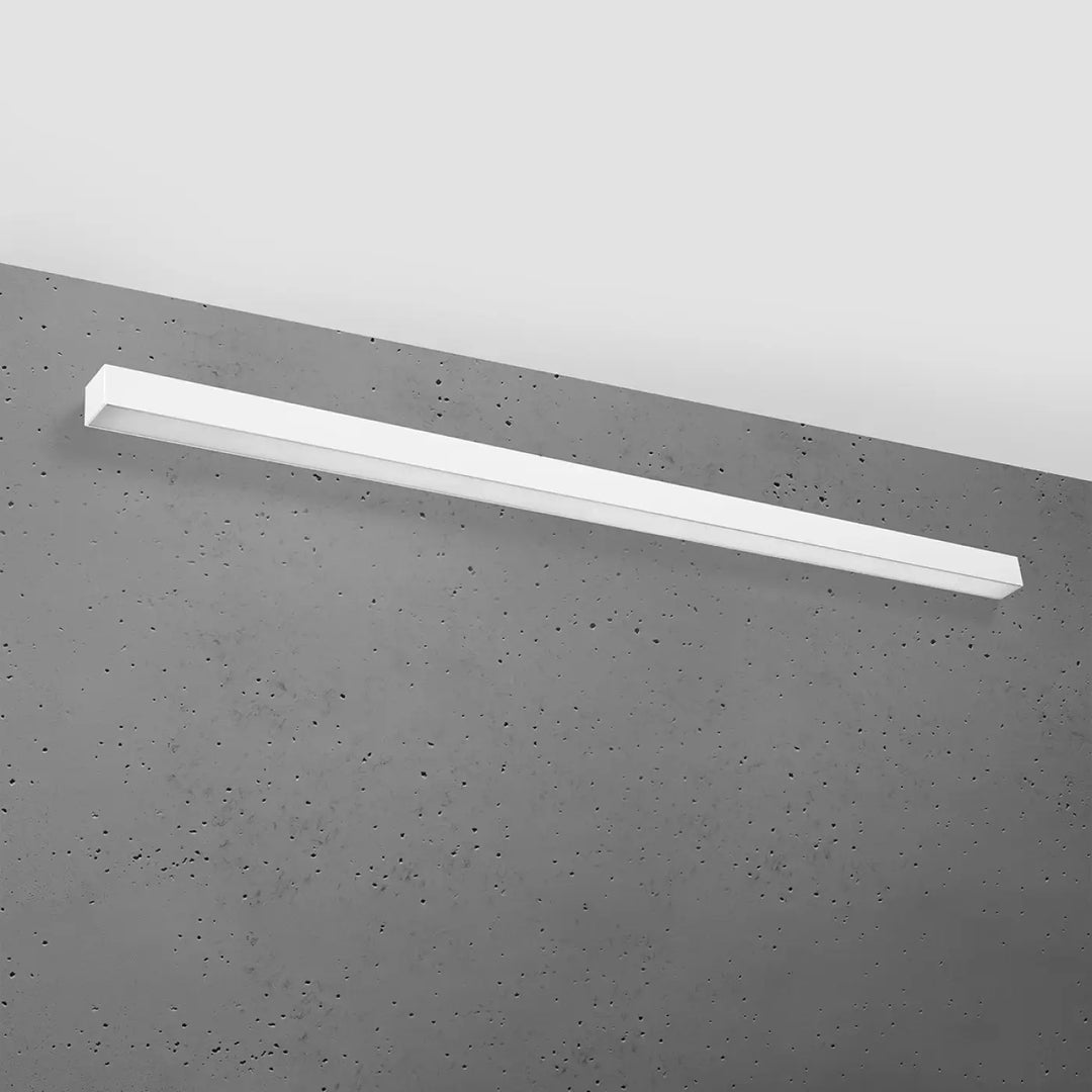 Applique murale pinne 150 3000k blanc avec module led montée sur mur en béton gris pour paramètres d’éclairage optimaux