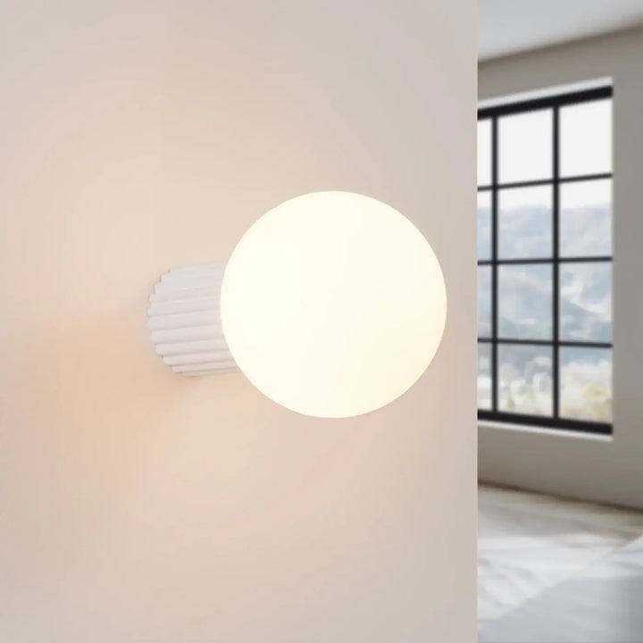 Applique murale ip44 halo blanc avec base cylindrique cannelée et sphère laiteuse pour une lampe halo à forme unique