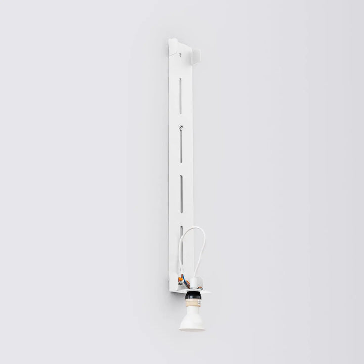 Applique murale blanche freya 120 avec support métallique vertical design minimaliste compose d’appliques murales minimalistes cinq coloris
