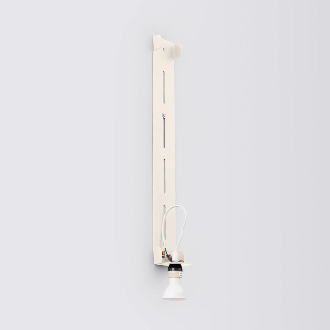 Applique murale beige freya 150 avec fixation murale verticale en métal et support ampoule intégré collection freya cinq coloris