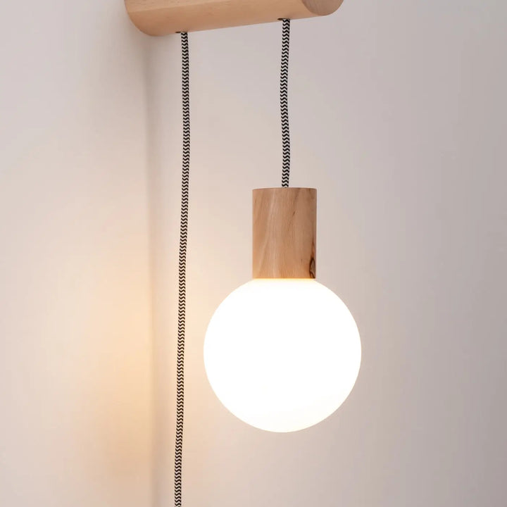 Applique murale nibmi g9 avec interrupteur design minimaliste en matériaux naturels avec globe en verre dépoli et atmosphère chaleureuse