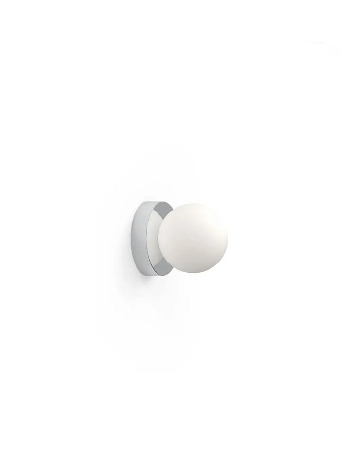 Applique Bola Sphere à rosace argentée, globe en verre opale de 13 cm