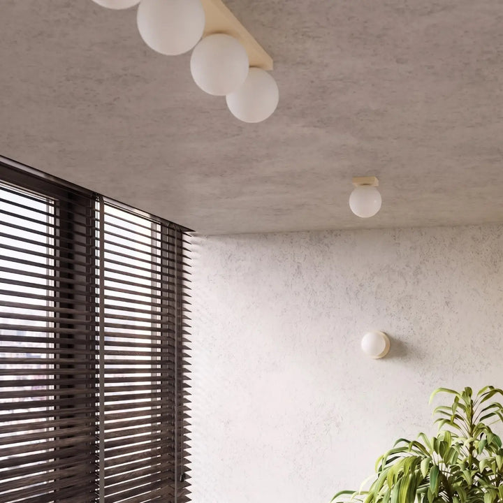 Applique murale beige allumée, vue rapprochée