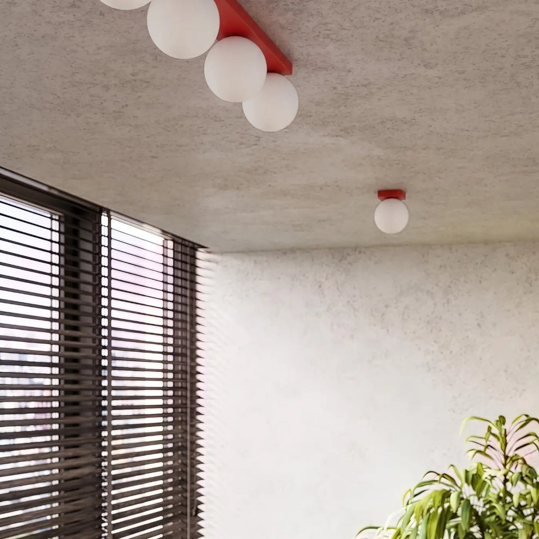 Applique murale rouge allumée, vue rapprochée