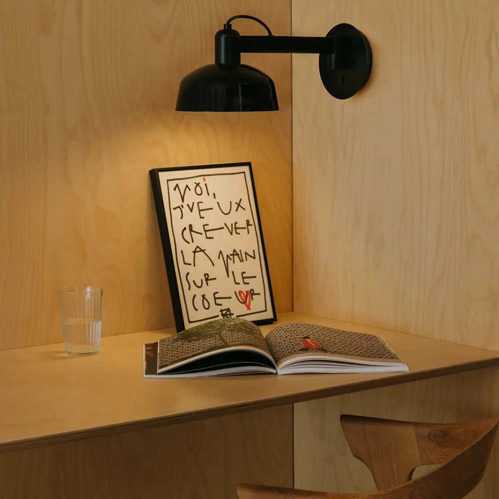 Applique à bras Tatawin métal noir dans un intérieur
