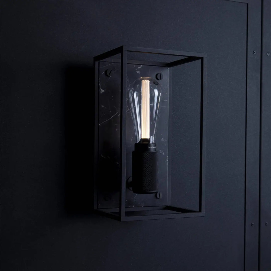 Applique murale Caged modèle moyen en marbre noir dans un intérieur #couleur_noir
