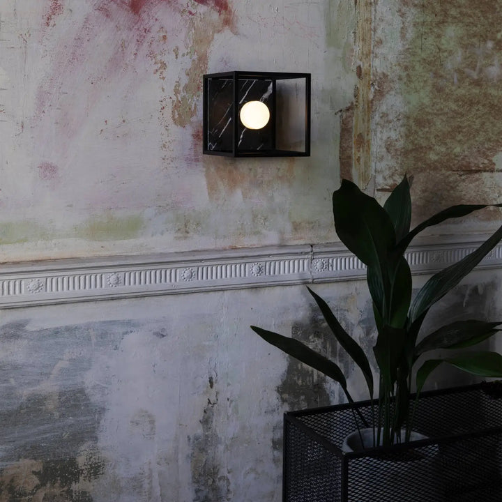 Applique murale Caged Small en marbre noir dans un intérieur #couleur_noir