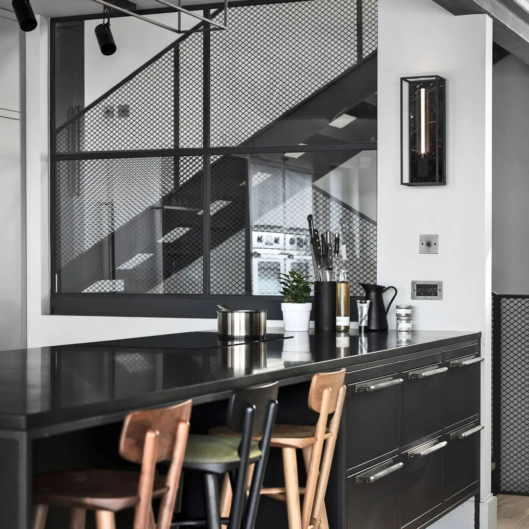Applique murale Caged Large en marbre noir dans un intérieur #couleur_noir