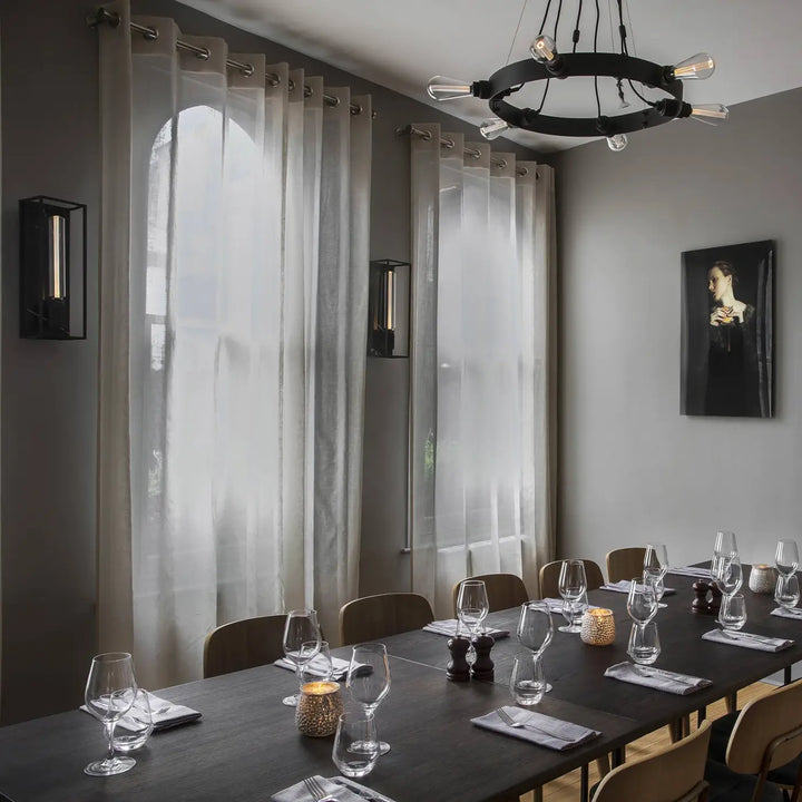 Applique murale Caged Large en marbre noir dans un restaurant #couleur_noir