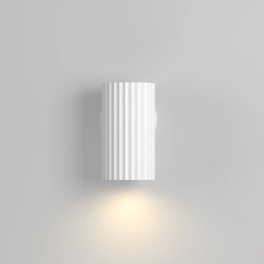 Applique murale calipso blanche en cylindre cannelé avec un design moderne et épuré en matériau stratifié