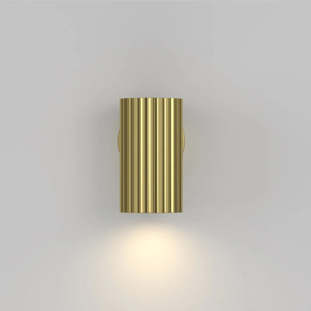 Applique murale calipso cylindre cannelé en métal doré avec finition verticale élégante pour un éclairage mural moderne