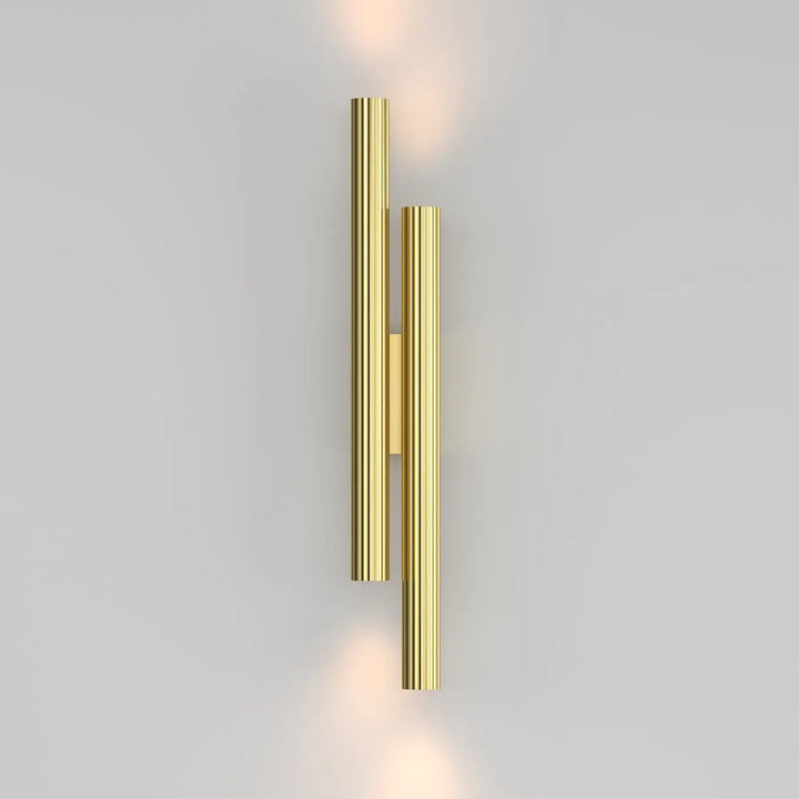 Applique murale calipso led en métal doré avec deux bras cylindriques rainurés et une barre centrale linéaire led
