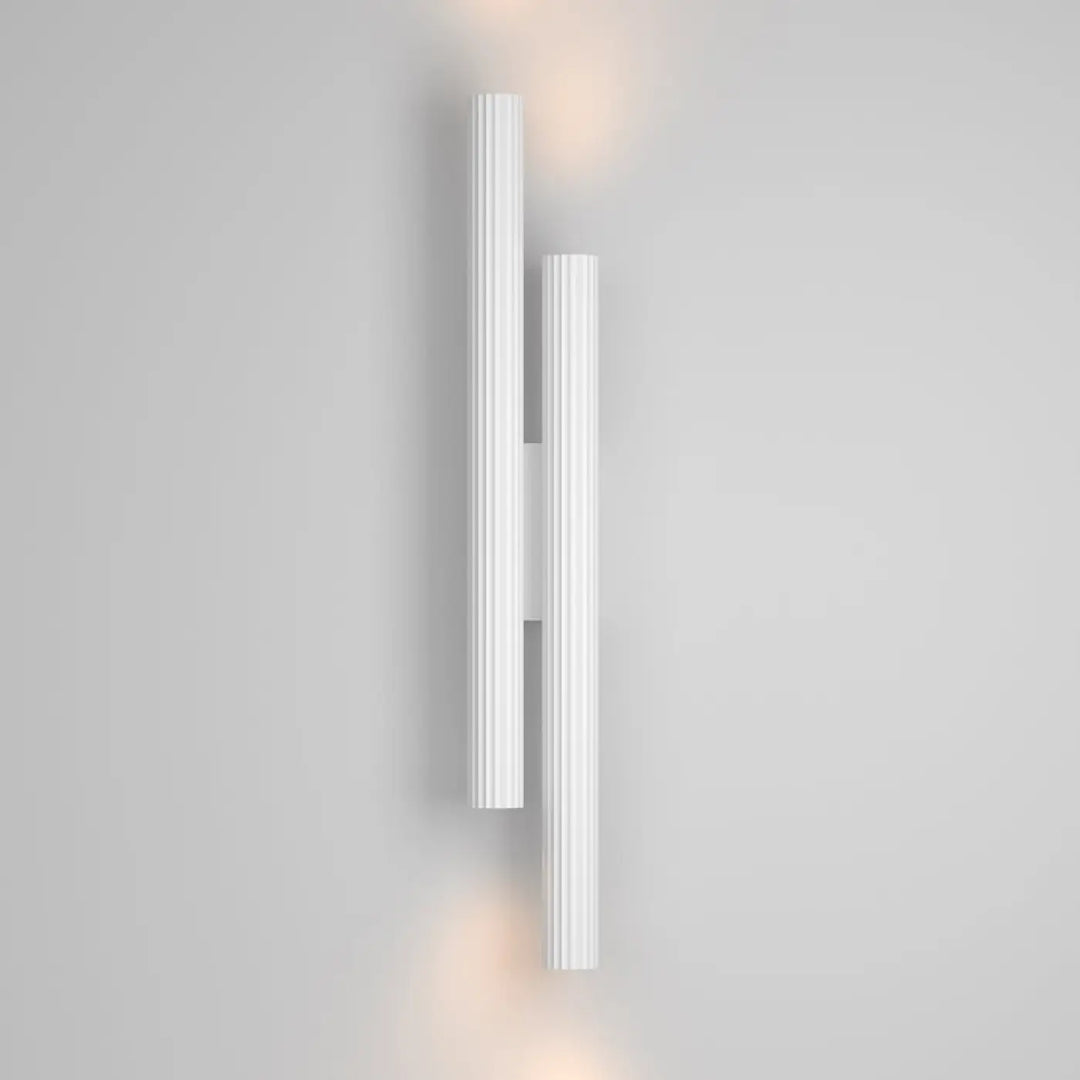 Applique murale calipso led linéaire blanc moderne à deux barres verticales cannelées diffusant une lumière chaude