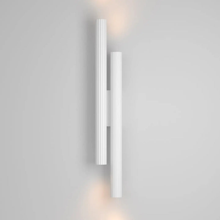 Applique murale calipso led linéaire blanc moderne à deux barres verticales cannelées diffusant une lumière chaude