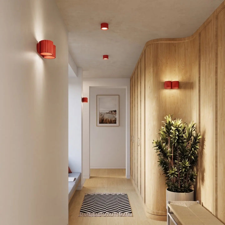 Applique murale rouge dans un intérieur contemporain