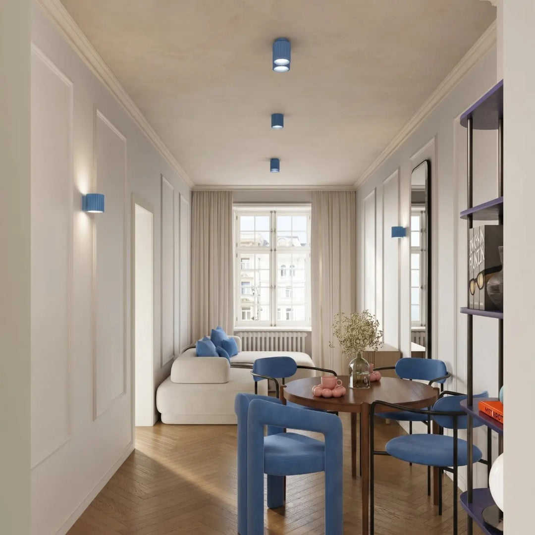 Applique murale bleu clair dans un intérieur contemporain