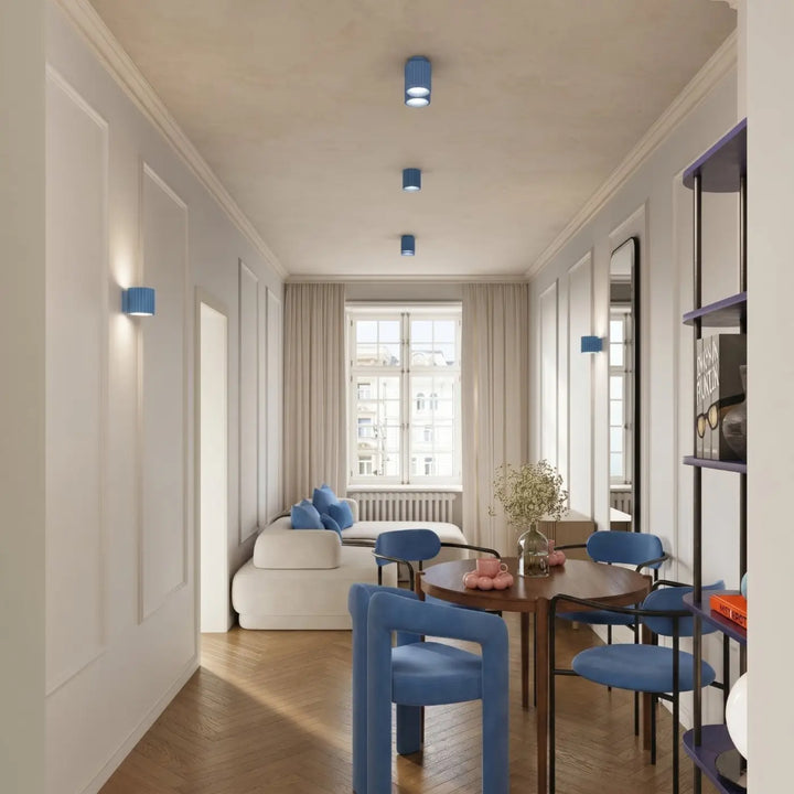 Applique murale bleu clair dans un intérieur contemporain