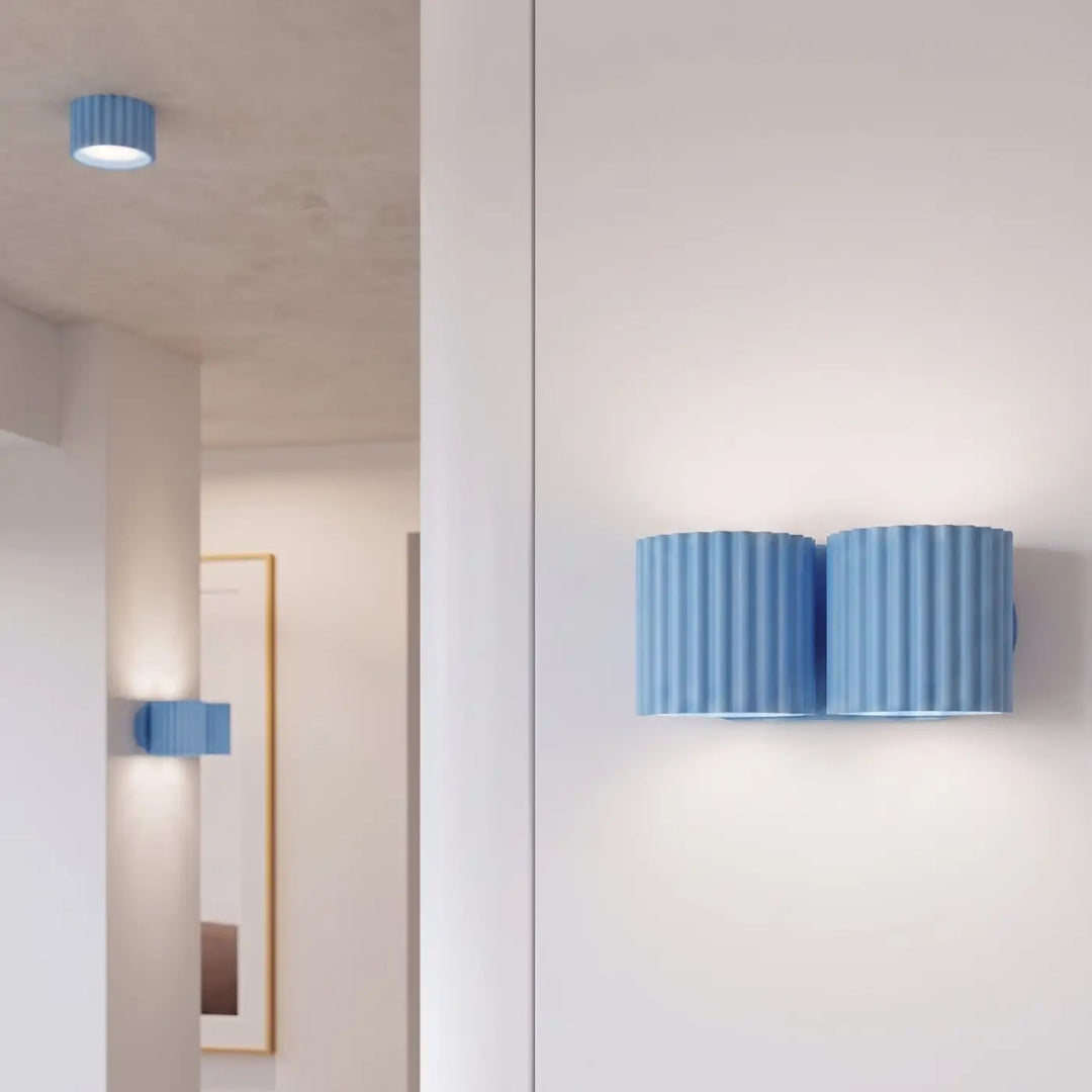 Applique murale bleu clair allumée, vue rapprochée