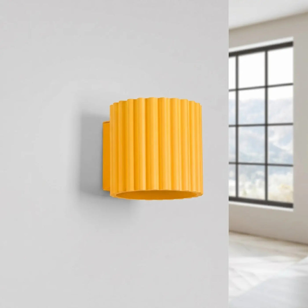 Applique murale jaune éteinte, vue rapprochée
