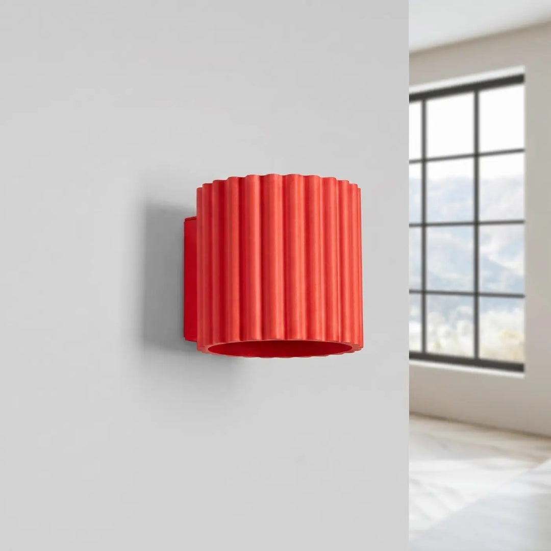 Applique murale rouge éteinte, vue rapprochée