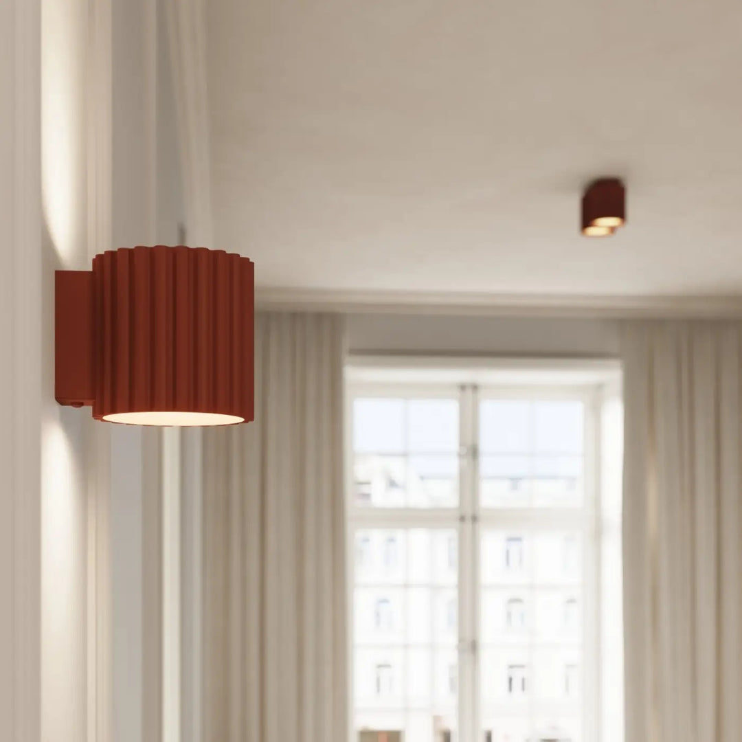 Applique murale ocre rouge allumée, vue rapprochée