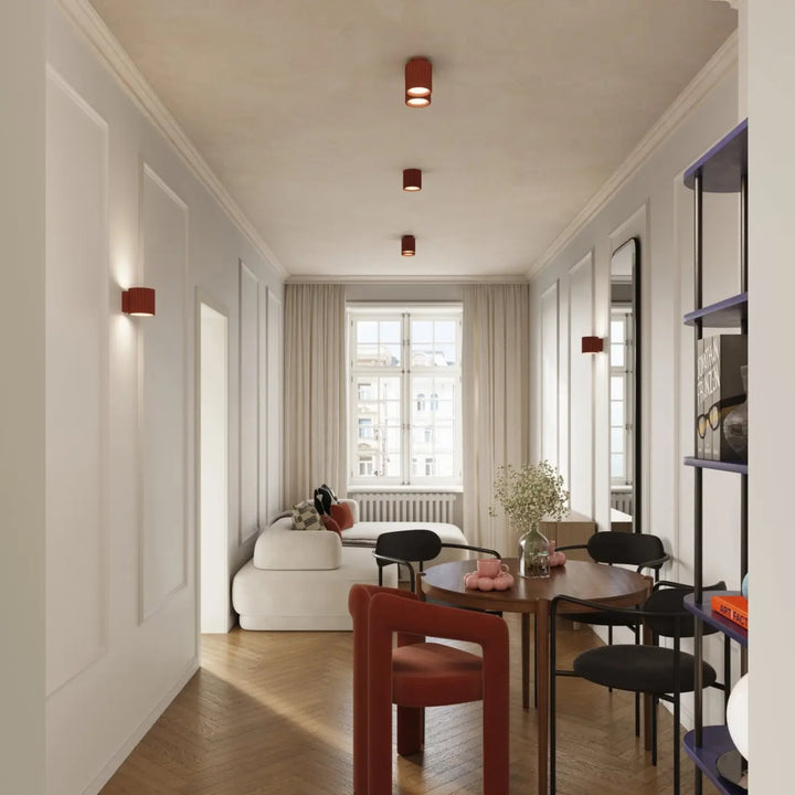 Applique murale ocre rouge dans un intérieur contemporain