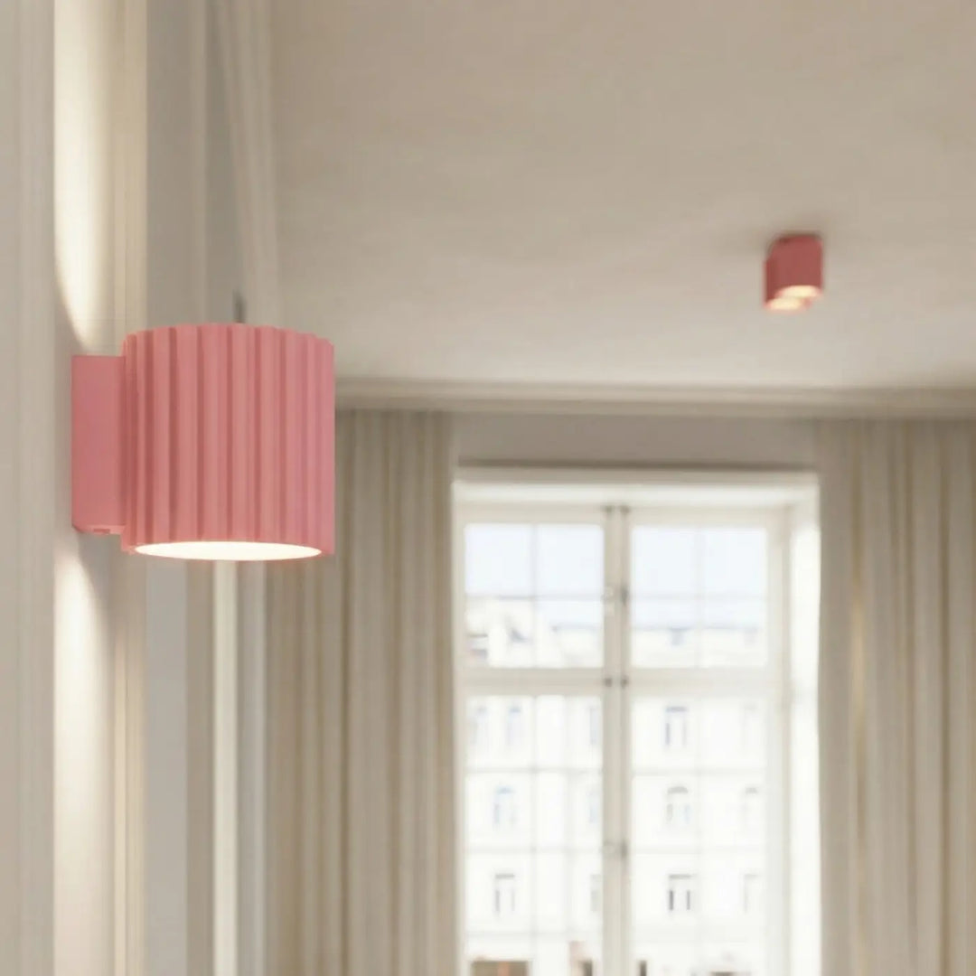 Applique murale rose allumée, vue rapprochée