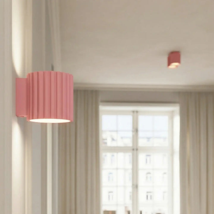 Applique murale rose allumée, vue rapprochée