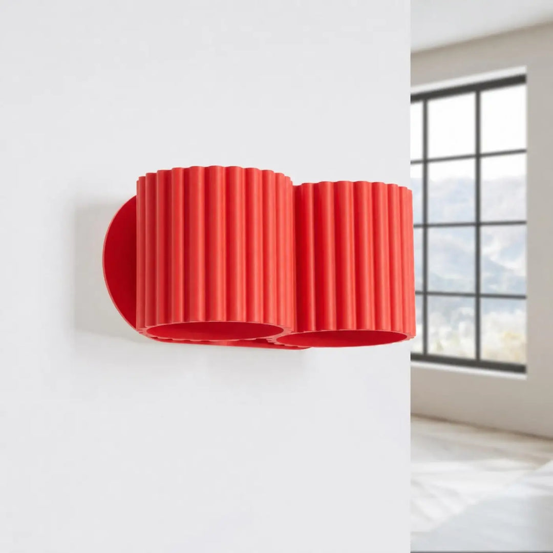 Applique murale rouge éteinte, vue rapprochée