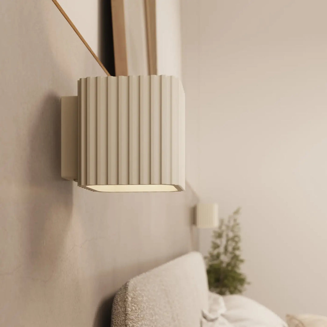 Applique murale Riff carrée en aluminium beige, fixée au mur, vue rapprochée