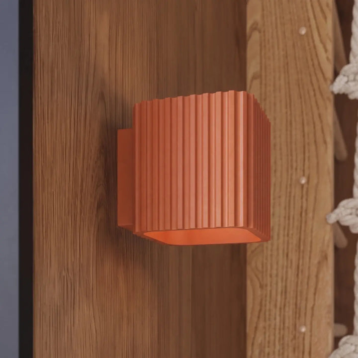 Applique murale Riff carrée en aluminium ocre rouge, fixée au mur, vue rapprochée