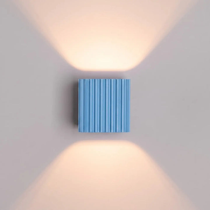 Applique murale Riff carrée en aluminium bleu azur, détail des cannelures
