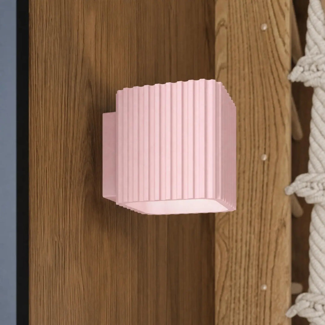 Applique murale Riff carrée en aluminium rose, fixée au mur, vue rapprochée
