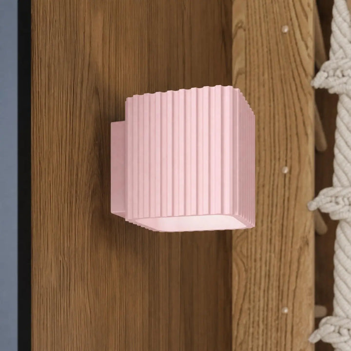 Applique murale Riff carrée en aluminium rose, fixée au mur, vue rapprochée