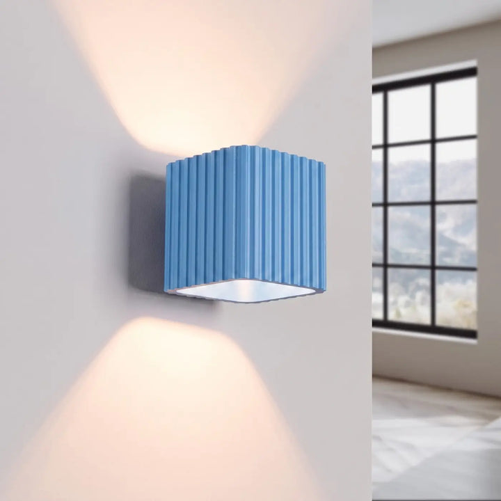 Applique murale Riff carrée en aluminium bleu azur, allumée