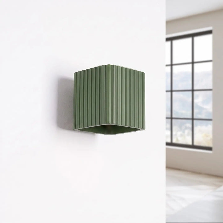 Applique murale Riff carrée en aluminium vert olive, éteinte
