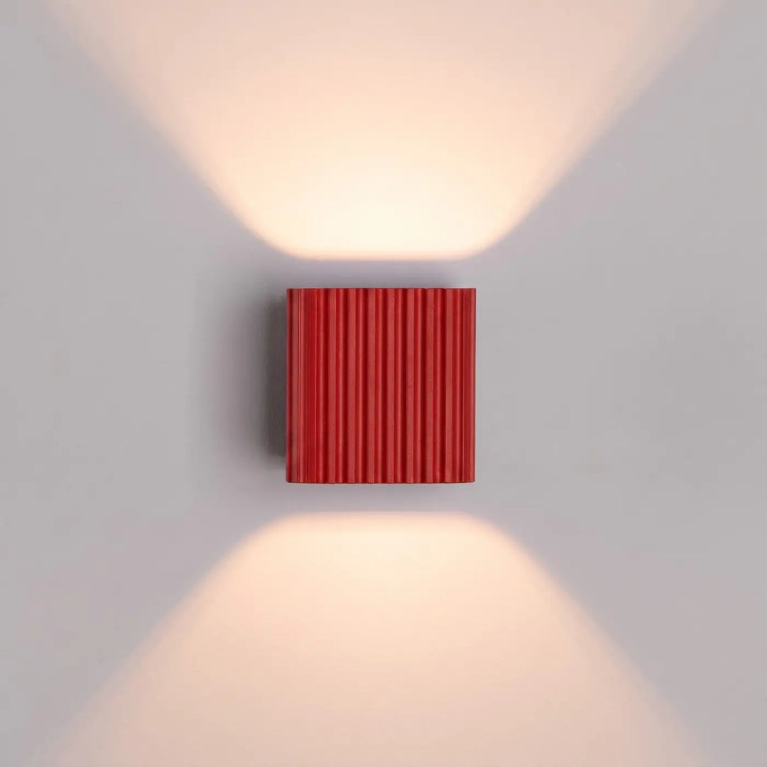 Applique murale Riff carrée en aluminium rouge, détail des cannelures