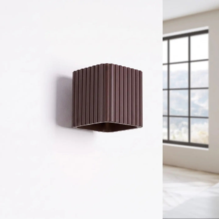 Applique murale Riff carrée en aluminium marron, éteinte