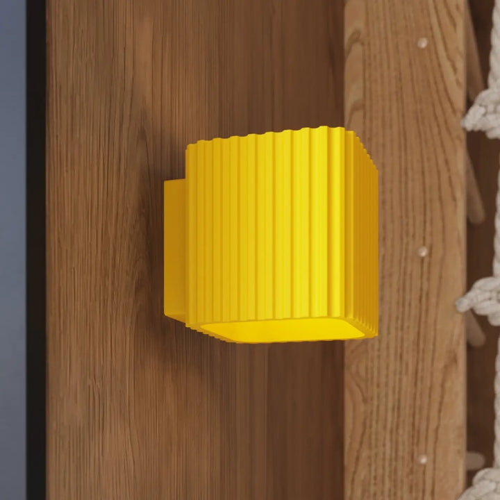 Applique murale Riff carrée en aluminium jaune, fixée au mur, vue rapprochée
