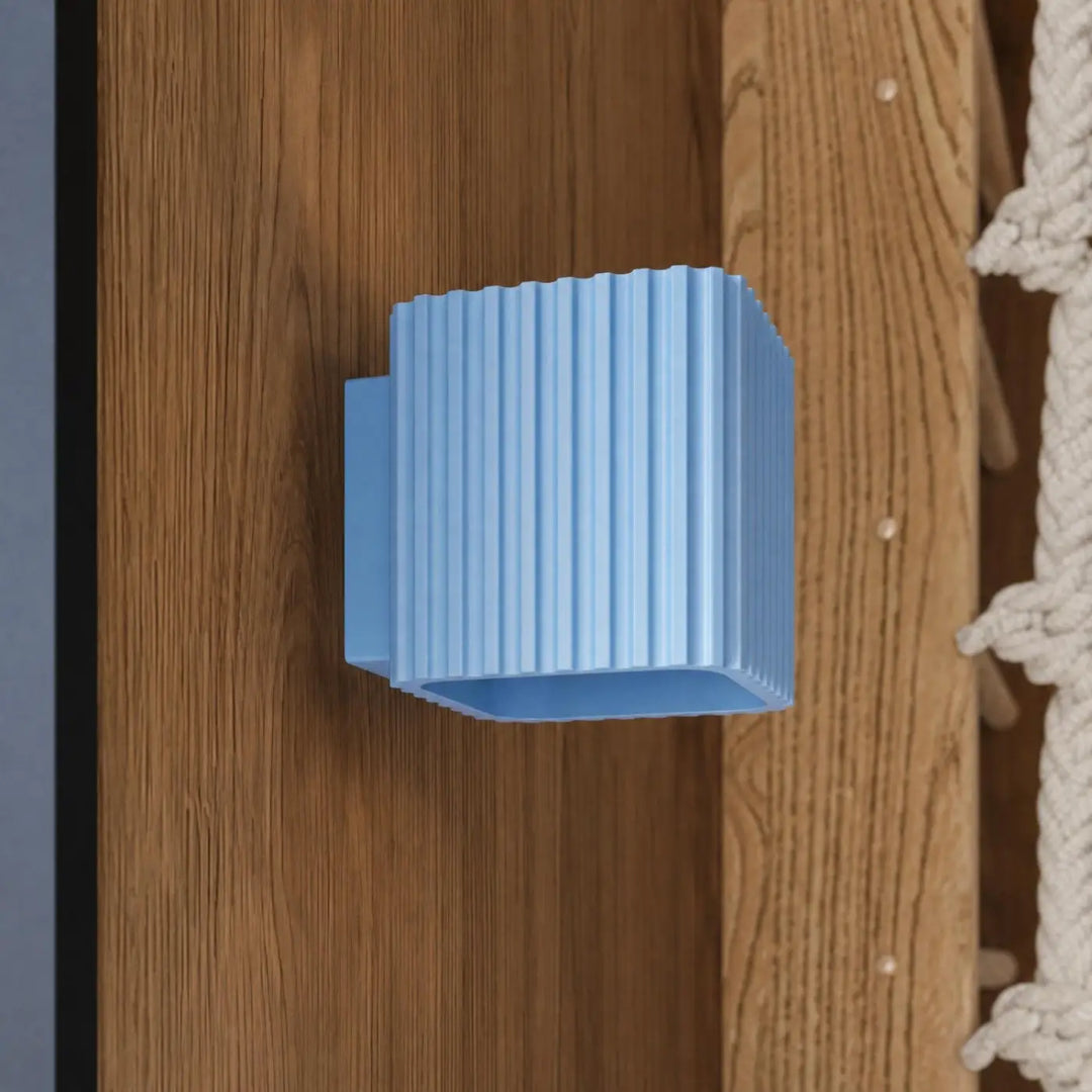 Applique murale Riff carrée en aluminium bleu azur, fixée au mur, vue rapprochée