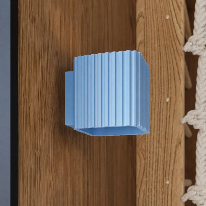 Applique murale Riff carrée en aluminium bleu azur, fixée au mur, vue rapprochée