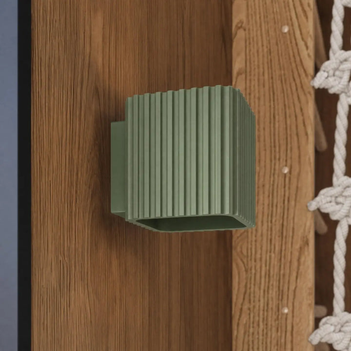 Applique murale Riff carrée en aluminium vert olive, fixée au mur, vue rapprochée