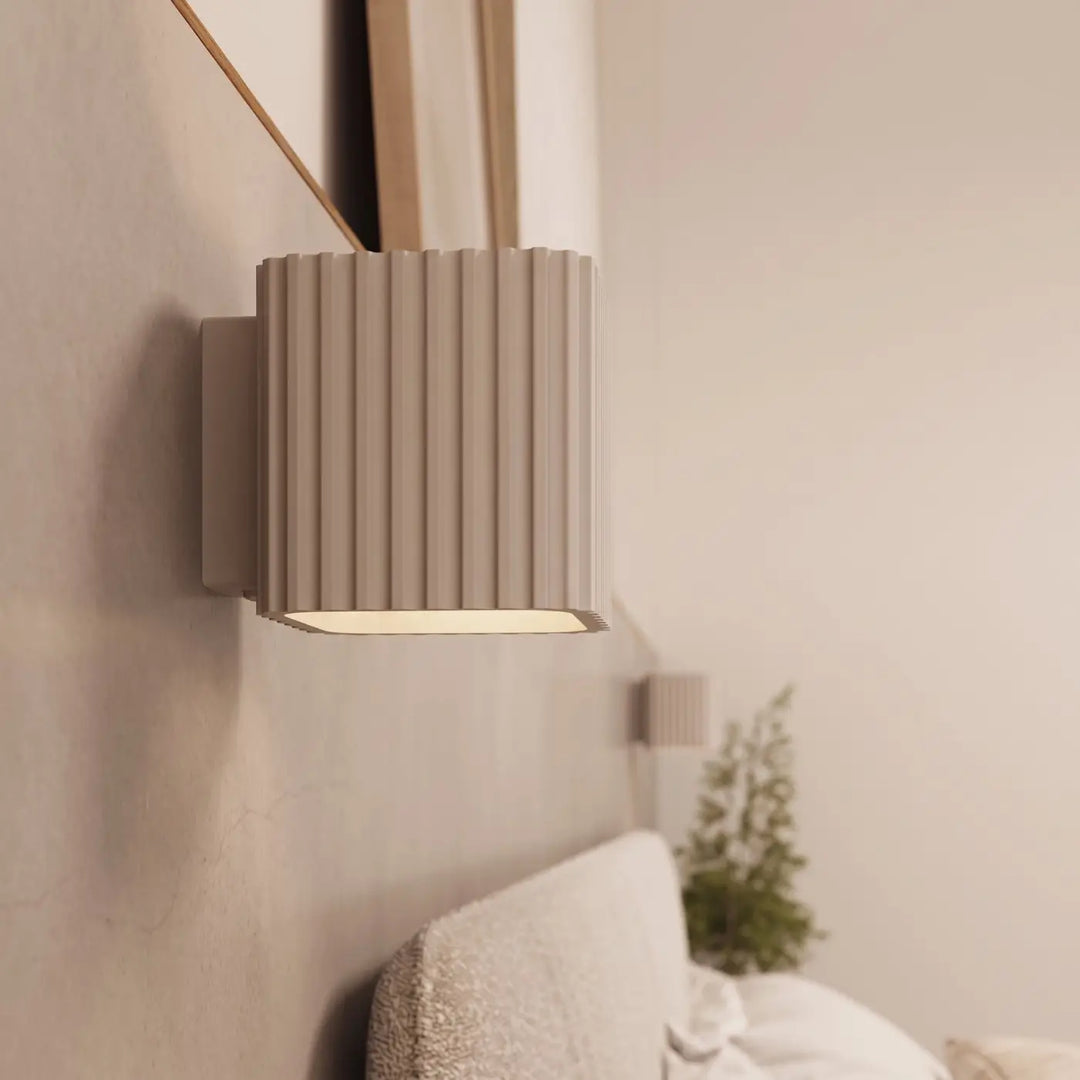 Applique murale Riff carrée en aluminium taupe, fixée au mur, vue rapprochée