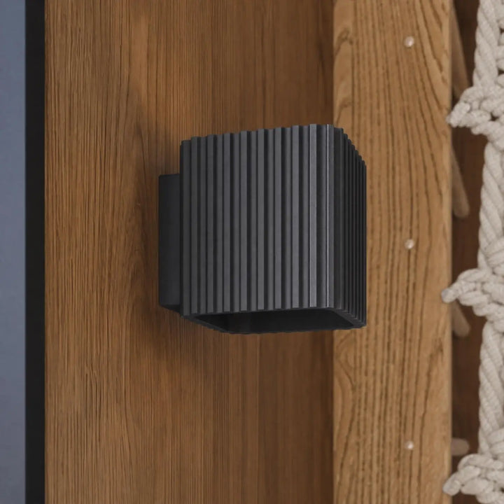 Applique murale Riff carrée en aluminium noir, fixée au mur, vue rapprochée