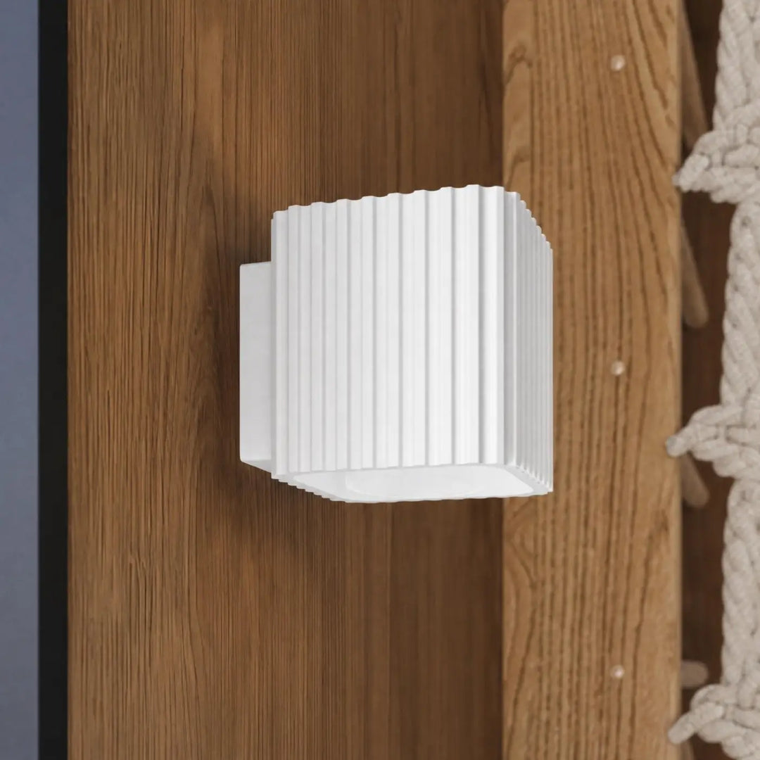 Applique murale Riff carrée en aluminium blanc, fixée au mur, vue rapprochée