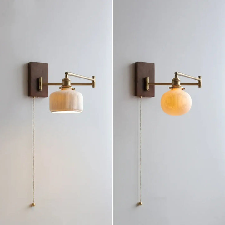 Applique murale contemporaine réglable en laiton avec abat-jour en verre givré nervuré et plaque arrière en bois foncé